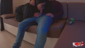 我把我的鸡巴放在一盒薯条里，为继母服务！她的反应太棒了！