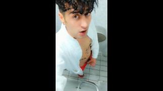 在游泳池前穿着浴袍在水疗厕所抽搐