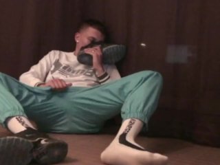 mec badboyd e cite s ebranle avec ses baskeets et se psise dessus