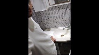 Vídeo vertical de mim mesmo no banheiro mijando grande quantidade de xixi