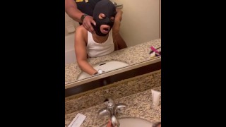 Thick Slut Stepsister wordt geneukt in de badkamer