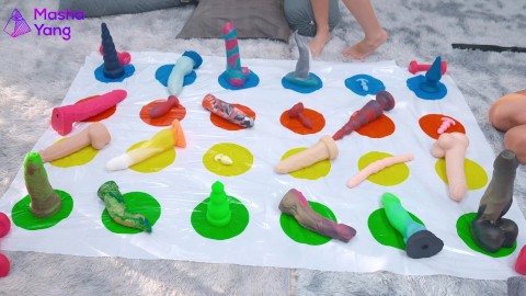 4K Cute tiener lesbische anale twister seks feest | Anaal orgasme | Enorme dildo's | Spuiten | ECHT KLAARKOMEN