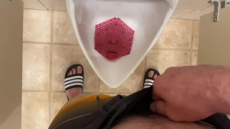 看我在男厕所里撒尿