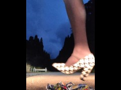 女装 空き缶 踏み潰し クラッシュフェチ レザー ハイヒール ショートパンツ 夜間 野外 日本人 - Screenshot 5 of 16 - Foot Fetish