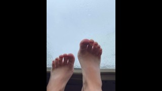Abriendo el techo solar en un día húmedo con mis pies