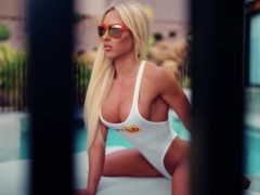 AUSTRALIAN PORNSTAR FIT KITTY - Screenshot 5 of 16 - Swimming Pool