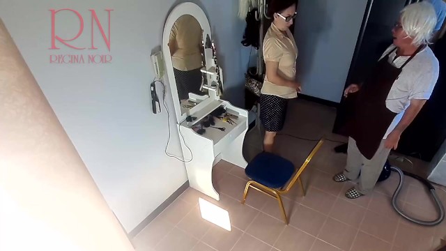 ヌード理髪店のカメラ。美容師は服を脱ぐ女性に髪を切らせる。理髪師、ヌード。カム2