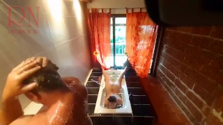 Peep. Voyeur. A dona de casa lava no chuveiro com sabonete, raspa a buceta no banho. 2 2