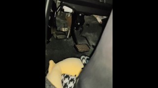 Vrouwelijke pedaalpompende hoge hakken Crash fetish Zwarte panty Pluche pop Training Japans
