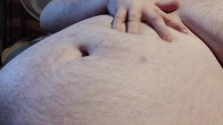 Chubby joue avec son gros ventre