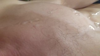 在腹肌上用力射精，拳击手正在边缘漂亮的大射精排水球呻吟高潮鸡巴