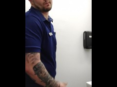 Il se branle au travail en gros plan