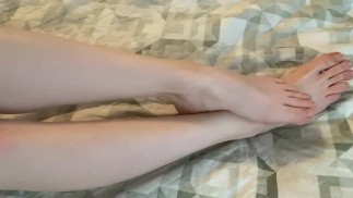 пока сводный брат моет посуду на кухне, я послушно жду его