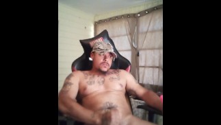 Военный ветеран дразнит и дрочит сексуальный член часть 2 (сосет фаллоимитатор)