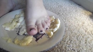 T Girl Steps in Her Lunch， Fucks it， & Eats it （我在镜头上发疯了）