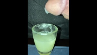 Пытаюсь добавить еще одну порцию в рюмку с месячной порцией спермы — замедленная съемка 