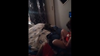 Weiße süße Milf im Nachthemd, Rauchen und Fernsehen