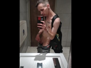 Рискованный Любительский Публичный Мастербация В Общественном Туалете