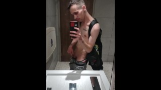 Masturbação pública amadora arriscada em banheiro público