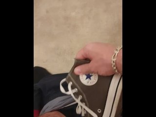 J'ejacule sur ma converse - viens lecher