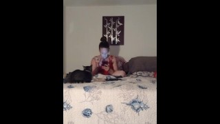 Milf blanca fumando mientras ve videos en su teléfono