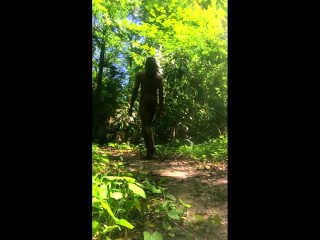 Обнаженный хиппи, заблудившийся в лесу
