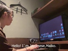 淫乱OLが休日にネットカフェでエロ動画を見ながらオナニー① - Screenshot 1 of 16 - Japanese