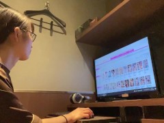 淫乱OLが休日にネットカフェでエロ動画を見ながらオナニー① - Screenshot 2 of 16 - Amateur