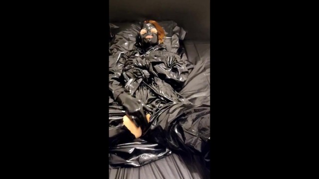 Соло мастурбация в черном ПВХ