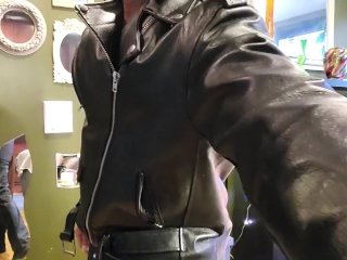 KennieJai jerks off in leather