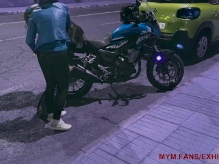Sortie de boite de nuit, je me change dans la rue pour prendre ma moto
