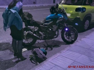Выйдя из ночного клуба, я переодеваюсь на улице, чтобы взять свой мотоцикл. Vyydya Iz Nochnogo Kluba