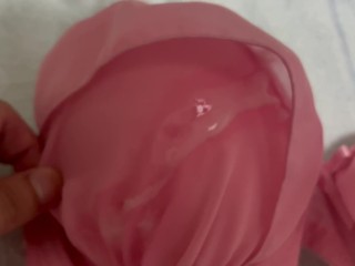 Розовый лифчик после буккаке со спермой.