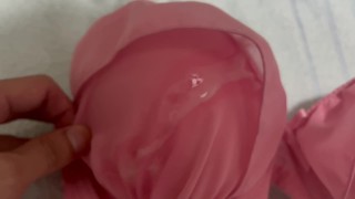 Reggiseno rosa dopo il bukkake di sperma.