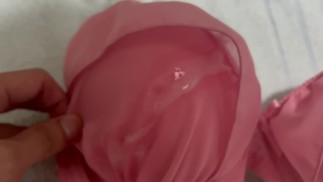 Розовый лифчик после буккаке со спермой.