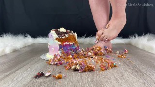 Écraser le gâteau au lapin
