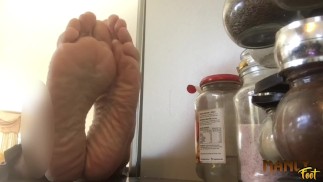 CUCINARE CON ME - SERIE DI CALZINI SPAGHETTI - CUM FEET - MANLYFOOT 💦 🦶🍝 👨 🍳