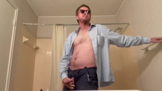 Meinen Schwanz streicheln und einen Orgasmus mit meinen Hoden haben, die durch den Hosenschlitz mein
