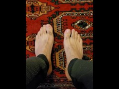 Look at those feet wiggle
