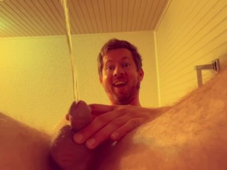 Fazer Xixi Naked Em Um Banheiro com Câmera Entre as Pernas Sob o Pênis e Escroto