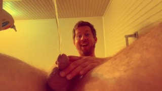 Fazer xixi Naked em um banheiro com câmera entre as pernas sob o pênis e escroto