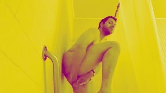 Weißer blonder Junge Nimmt Eine Dusche Teil Zehn von Otter Im Wasser Mit Gelbem Kamerafilter