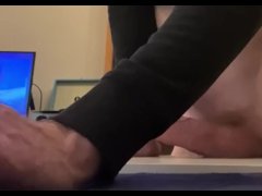 Masturbating to porn at home - no cumshot as phone died at that moment!