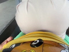 De excursión en el bosque se pone caliente en media caminata, buscamos un lugar solitario casi nos