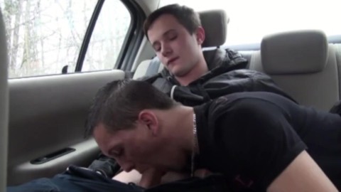 un jeune gay suce un jeune mec danbs sa voiture en pleine foret