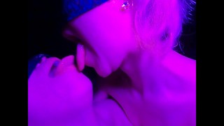 Das Japanische Sex-Establishment Spielt In Einem Bordell Sexuelle Aktivitäten Mit Körperlotion Und Einer Luftmatratze