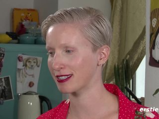 Neu-Berlinerin ölt sich ein und_fingert ihre Muschihart