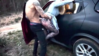 Sperma in eine nasse Muschi im Busch