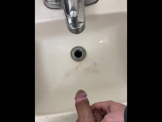 Los Baños Gruesos Hacen que Mi Vejiga Pis Tímida En El Baño Público Del Lavabo