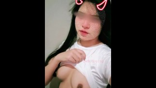 Fille sexy montre ses seins